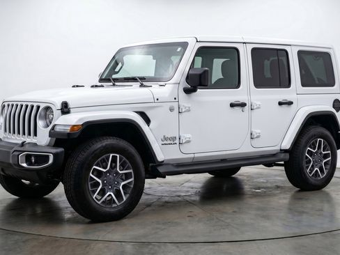 Used 2025 Jeep Wrangler Sahara image 3