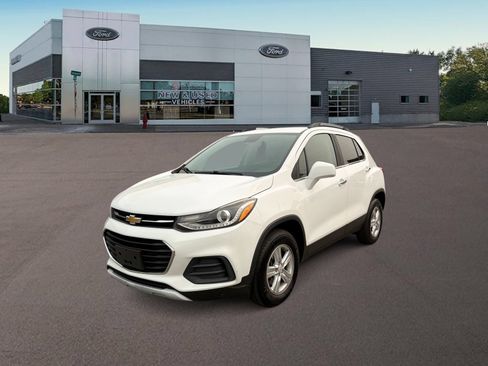 Used 2017 Chevrolet Trax LT w/ LT Convenience Package AWD/4WD image 4