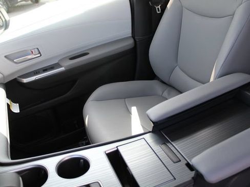 Certified 2026 Toyota Sienna XLE FWD image 71