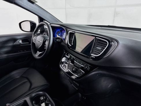Used 2025 Chrysler Pacifica Select FWD image 27