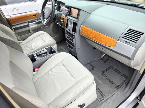Used 2008 Chrysler Town & Country Limited w/ Entertainment Group #3 FWD image 31