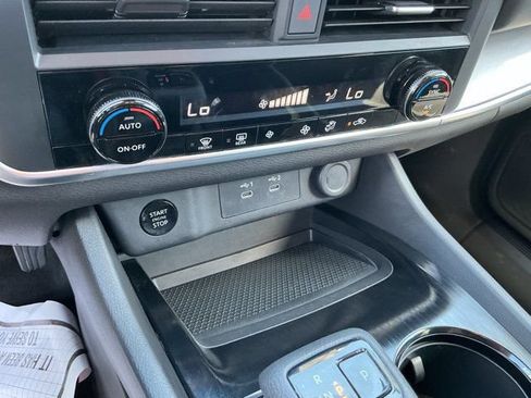 Used 2025 Nissan Rogue SV AWD/4WD image 22