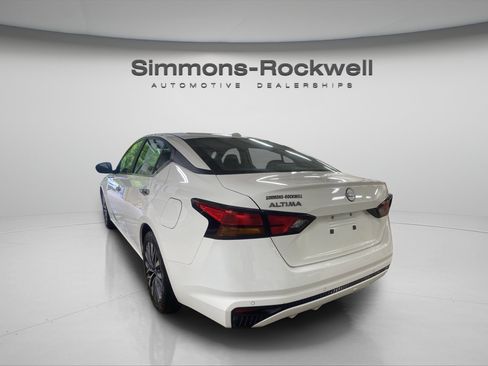 Used 2025 Nissan Altima 2.5 SV FWD image 3