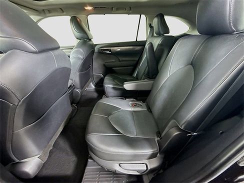 Used 2021 Toyota Highlander Platinum image 25