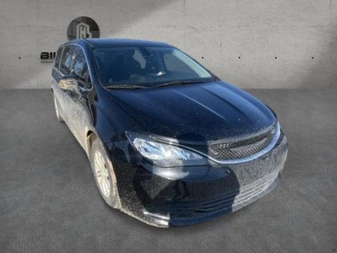 Used 2017 Chrysler Pacifica Touring w/ Tire & Wheel Group image 2