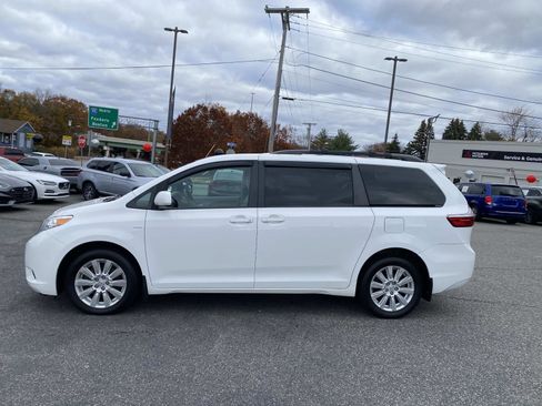 Used 2017 Toyota Sienna LE image 2