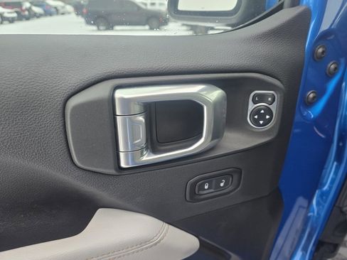 Used 2023 Jeep Gladiator Overland image 11