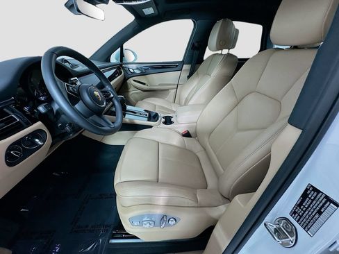 Certified 2026 Porsche Macan AWD/4WD image 5