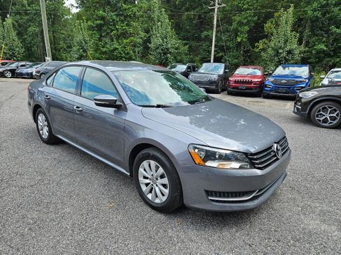 Used 2013 Volkswagen Passat S image 12