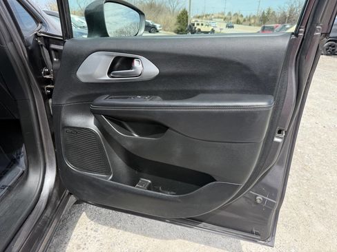 Used 2018 Chrysler Pacifica Limited w/ Advanced Safetytec Group FWD image 15