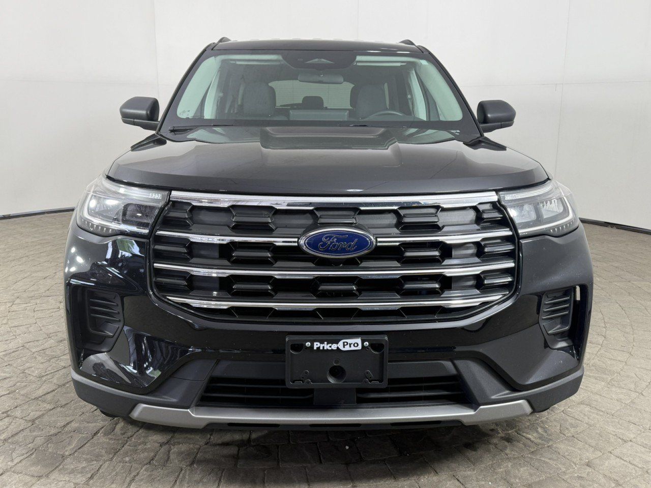 Used 2025 Ford Explorer Active AWD/4WD image 2