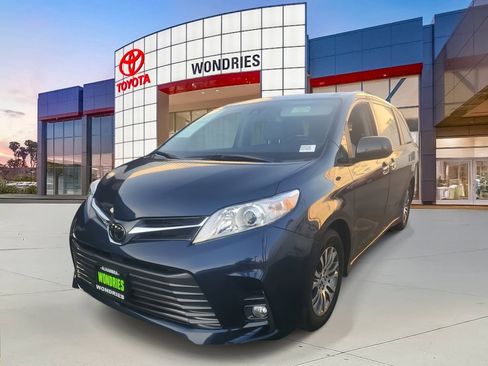 Used 2019 Toyota Sienna XLE image 2