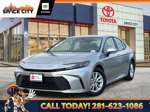 Certified 2025 Toyota Camry LE image 1
