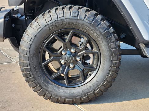 New 2025 Jeep Gladiator Sport image 8