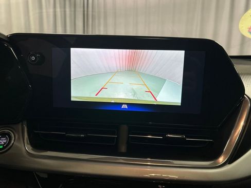 Used 2024 Chevrolet Trax LT w/ Sunroof Package image 18