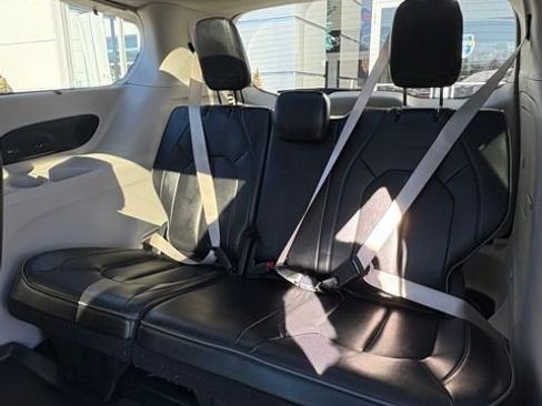 Used 2018 Chrysler Pacifica Limited image 49