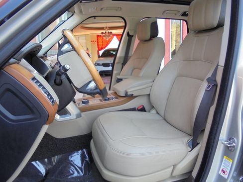 Used 2019 Land Rover Range Rover HSE image 10