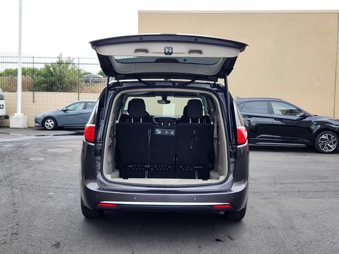 Used 2018 Chrysler Pacifica Touring Plus FWD image 13
