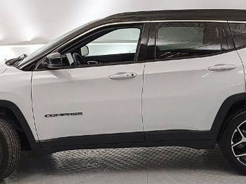 Used 2025 Jeep Compass Limited AWD/4WD image 5