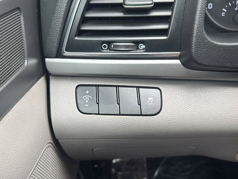 Used 2018 Hyundai Elantra SE FWD image 24