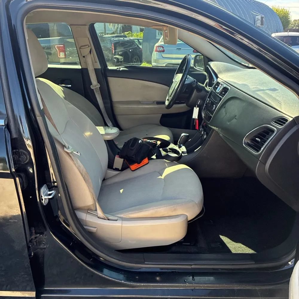 Used 2013 Chrysler 200 Touring FWD image 10