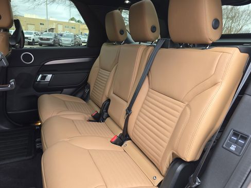 Certified 2025 Land Rover Discovery Dynamic SE image 15