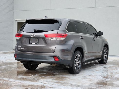 Used 2017 Toyota Highlander Plus FWD image 8