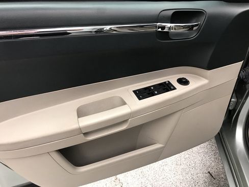 Used 2006 Chrysler 300 Touring RWD image 3