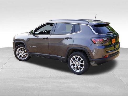 Certified 2023 Jeep Compass Latitude w/ Sun and Sound Group AWD/4WD image 8