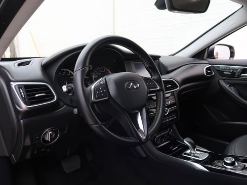 Used 2017 INFINITI QX30 image 24