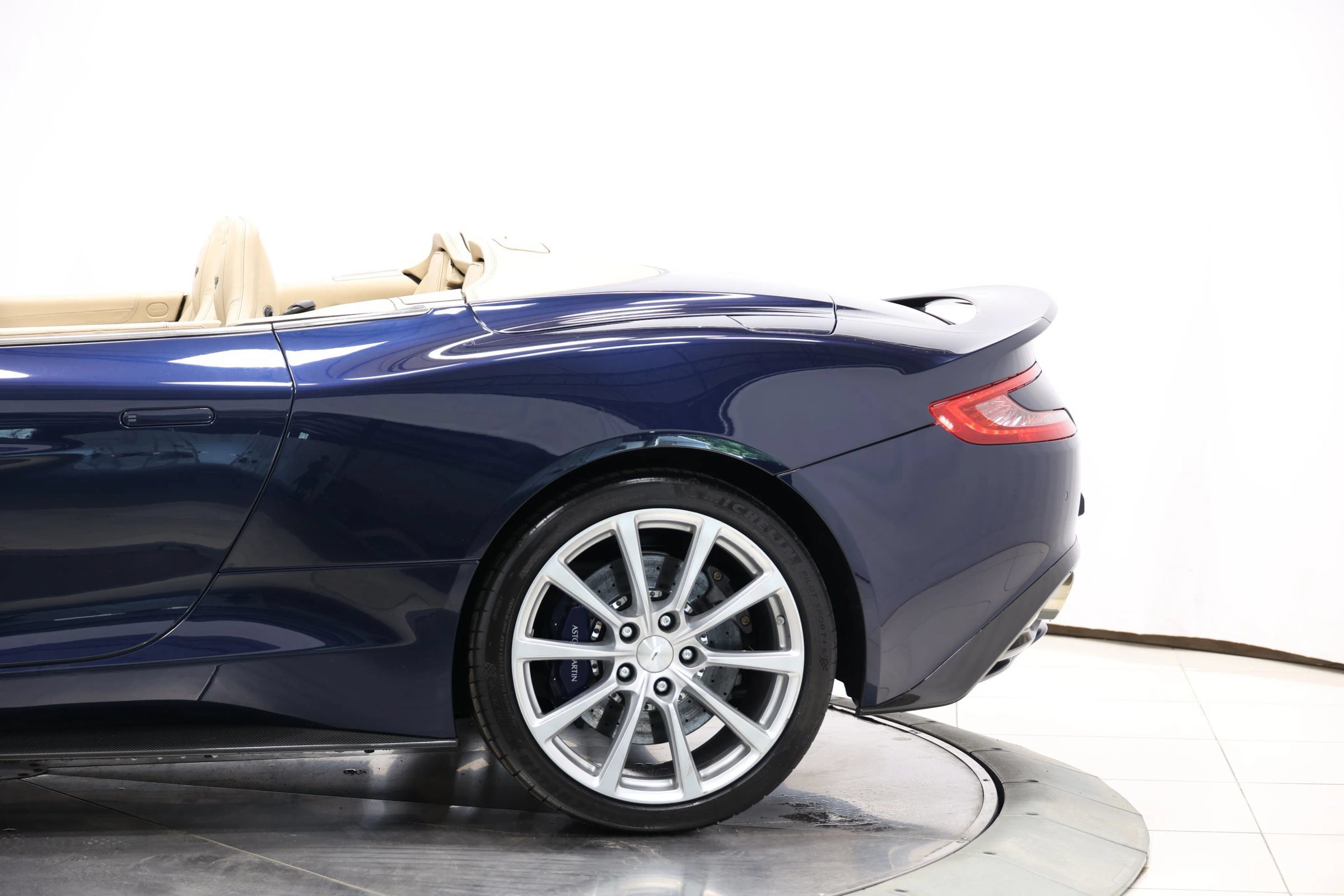 Used 2016 Aston Martin Vanquish Volante RWD image 10