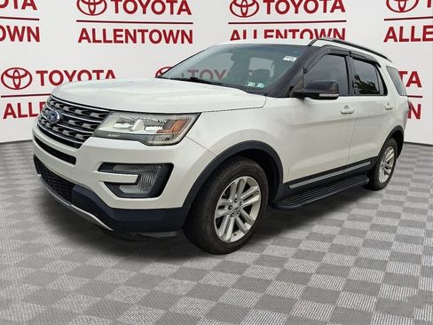 Used 2017 Ford Explorer XLT FWD image 3