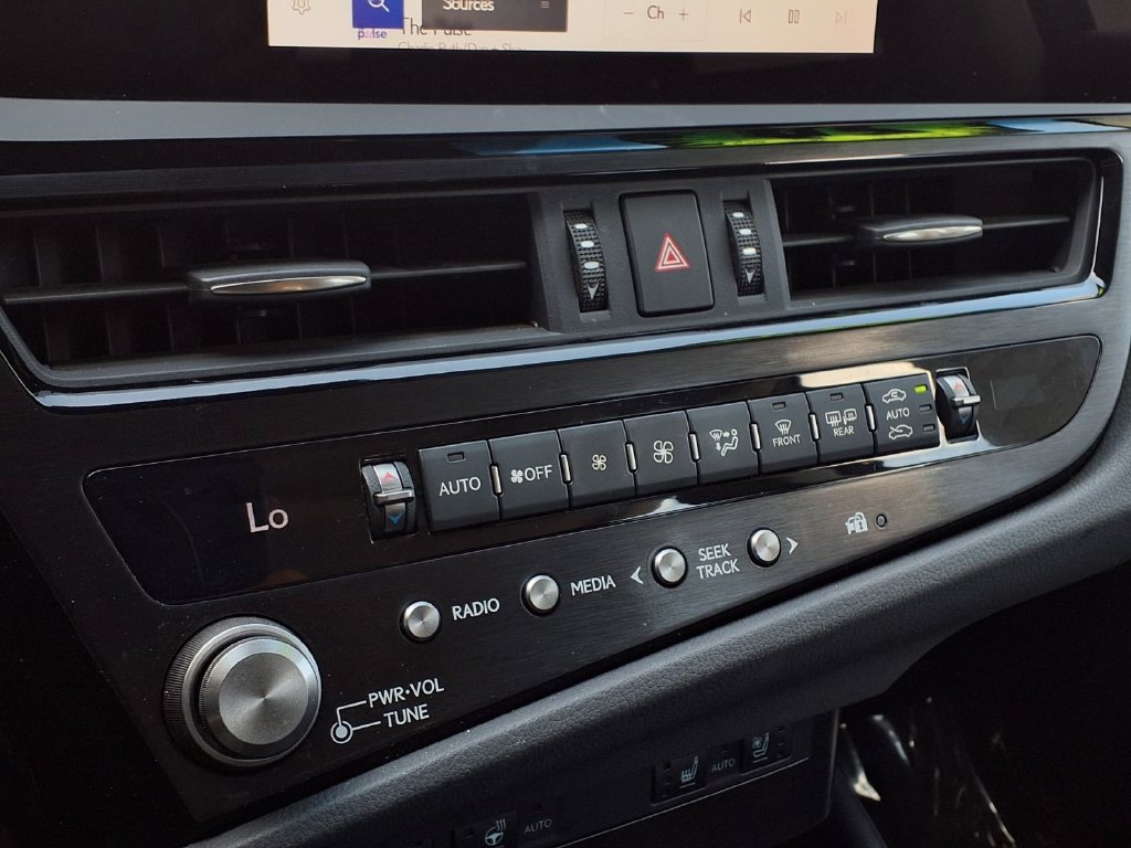 Used 2024 Lexus ES 300h w/ Premium Package FWD image 11