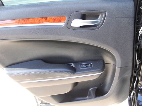 Used 2014 Chrysler 300 image 9