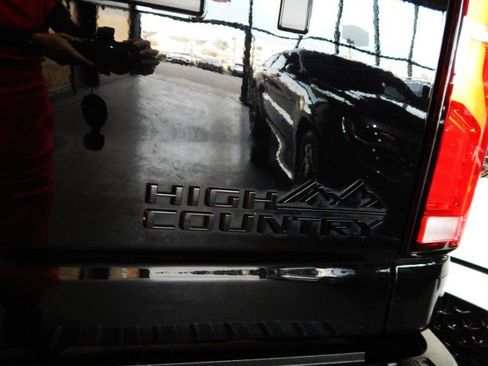 Used 2025 Chevrolet Silverado 2500 High Country w/ High Country Premium Package image 9