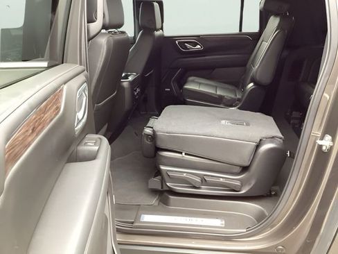 Used 2021 Chevrolet Suburban LT w/ Luxury Package image 20