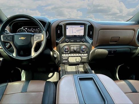 Used 2022 Chevrolet Silverado 1500 High Country w/ Technology Package image 10