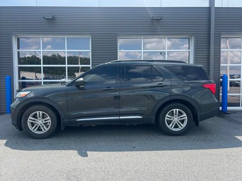 Used 2024 Ford Explorer XLT w/ Equipment Group 202A RWD image 2