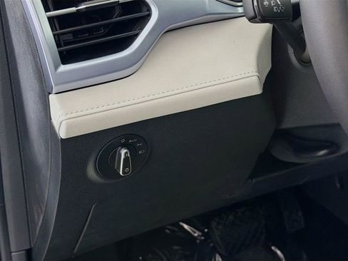 New 2026 Volkswagen Taos SE FWD image 10