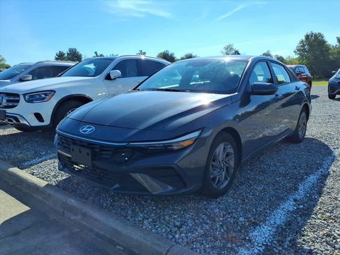Used 2024 Hyundai Elantra SEL FWD image 2