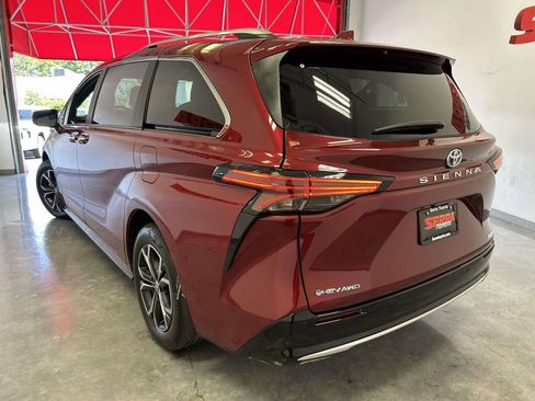 Used 2025 Toyota Sienna Platinum AWD/4WD image 5