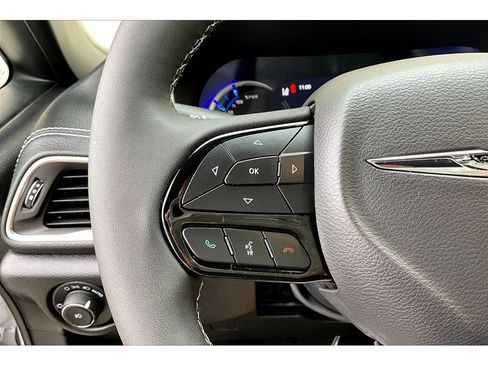 Used 2026 Chrysler Pacifica Premium FWD image 27