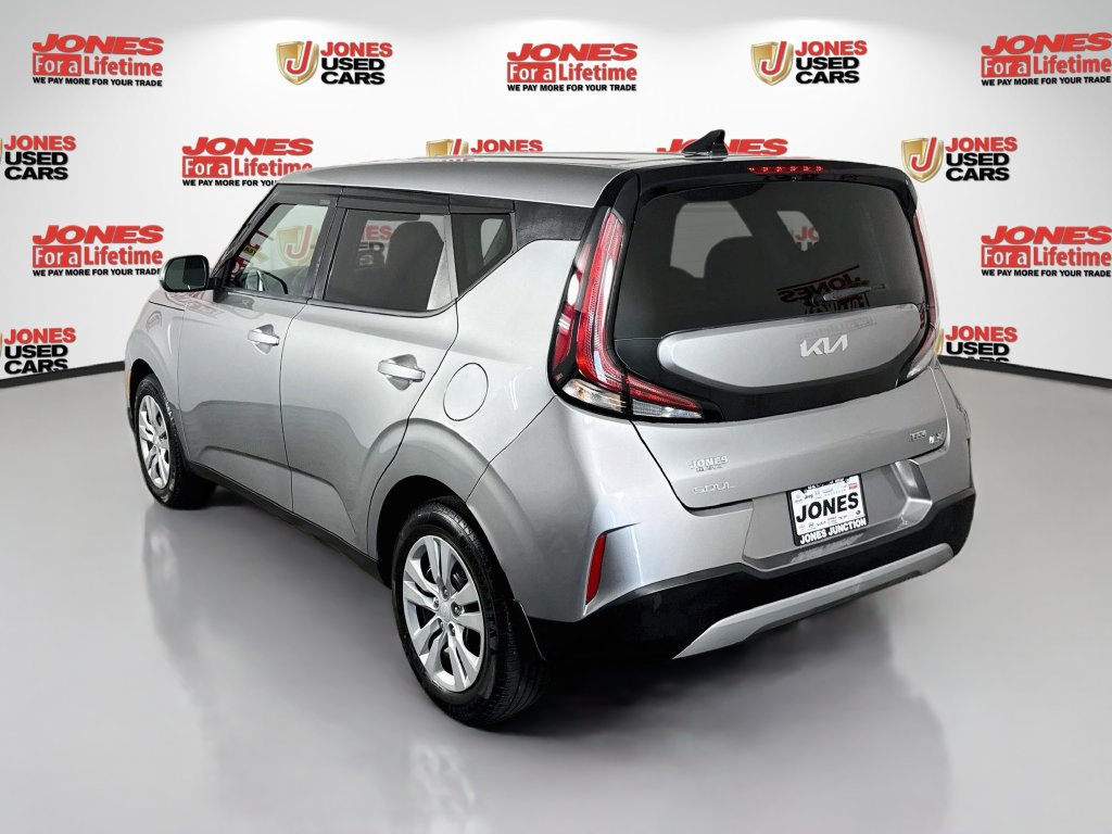 Used 2023 Kia Soul LX FWD image 2