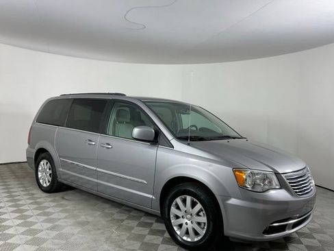 Used 2016 Chrysler Town & Country Touring FWD image 3
