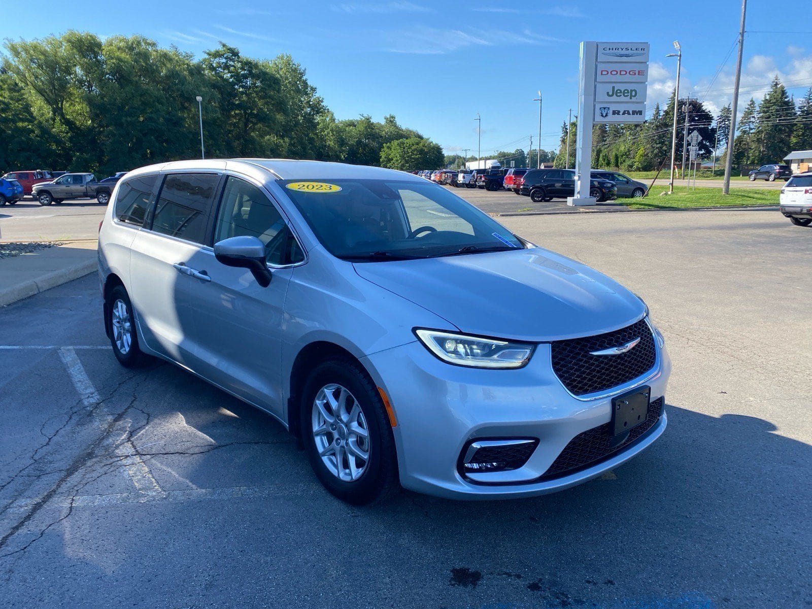 Used 2023 Chrysler Pacifica Touring-L FWD image 7