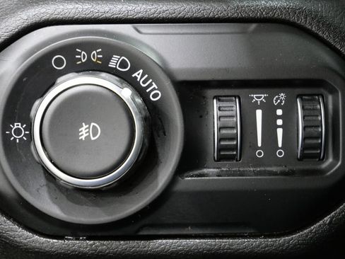 Used 2018 Jeep Wrangler Unlimited Sahara AWD/4WD image 15