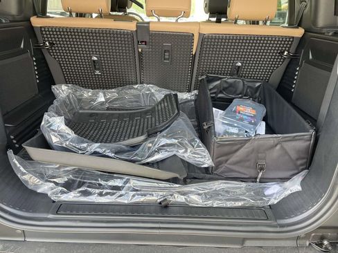 New 2026 Land Rover Defender 110 X-Dynamic SE AWD/4WD image 18