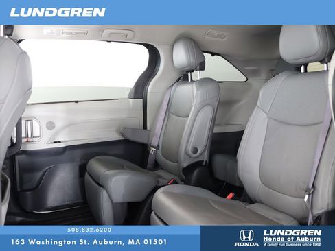 Used 2023 Toyota Sienna Limited image 14