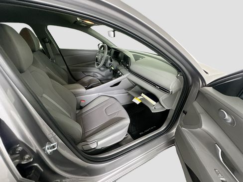 Used 2025 Hyundai Elantra SE FWD image 29