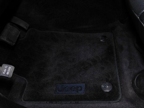 Used 2016 Jeep Grand Cherokee Overland w/ Advanced Technology Group image 39